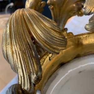 Een paar zeer grote Sèvres porseleinen kannen met verguld bronzen monturen en een jardinière, Frankrijk, 19e eeuw — foto 48