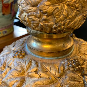 Een paar zeer grote Sèvres porseleinen kannen met verguld bronzen monturen en een jardinière, Frankrijk, 19e eeuw — foto 64