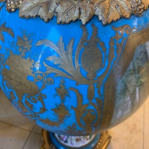 Een paar zeer grote Sèvres porseleinen kannen met verguld bronzen monturen en een jardinière, Frankrijk, 19e eeuw — foto 68