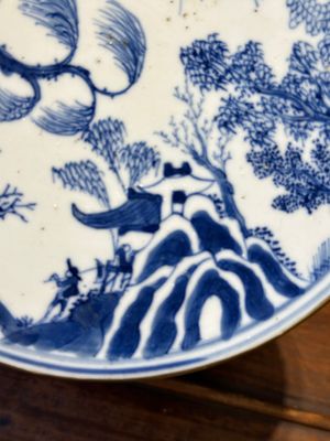 Een paar zeldzame Chinese blauw-witte offertazza's met 'visser, houthakker, boer en geleerde 漁樵耕讀圖' decor, Zhu Jiang Ruo Ji 珠江若記 merk, 19e eeuw — foto 16