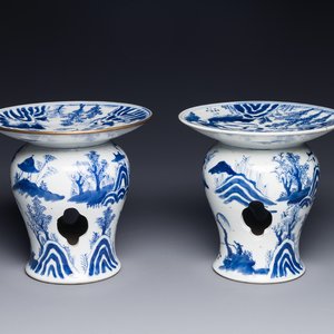 Een paar zeldzame Chinese blauw-witte offertazza's met 'visser, houthakker, boer en geleerde 漁樵耕讀圖' decor, Zhu Jiang Ruo Ji 珠江若記 merk, 19e eeuw — foto 1