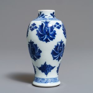 Een paar zeldzame Chinese blauwwitte miniatuur vaasjes met pseudo-Delfts merk, Kangxi — foto 3
