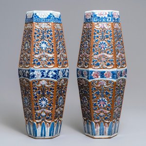 Een paar zeldzame hexagonale Chinese vazen met blauw-wit en koperrood decor op bruine fond, 19e eeuw — foto 1