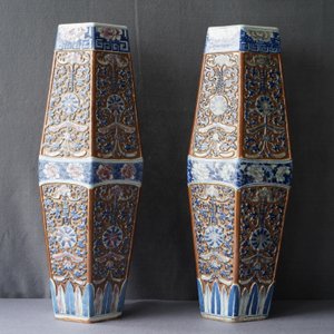 Een paar zeldzame hexagonale Chinese vazen met blauw-wit en koperrood decor op bruine fond, 19e eeuw — foto 13