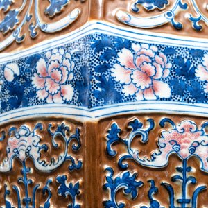 Een paar zeldzame hexagonale Chinese vazen met blauw-wit en koperrood decor op bruine fond, 19e eeuw — foto 8