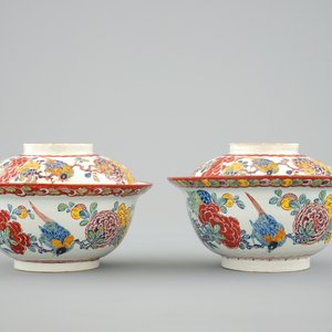Een paar zeldzame polychrome Delftse dekselkommen, vroeg 18e eeuw — foto 2