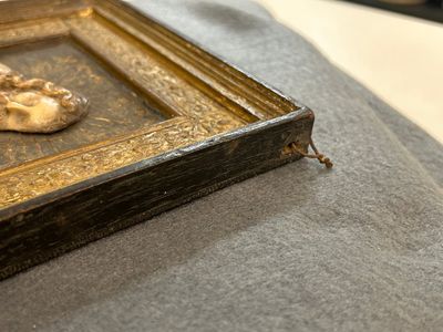 Een paar zeldzame ruitvormige Mechelse albasten portretreliëfs, gesigneerd Tobias Tissenaken, eind 16e eeuw — foto 8