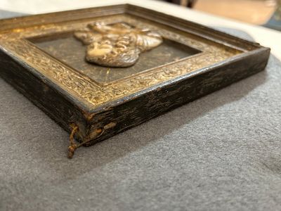 Een paar zeldzame ruitvormige Mechelse albasten portretreliëfs, gesigneerd Tobias Tissenaken, eind 16e eeuw — foto 9