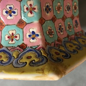 Een paar zeshoekige Chinese famille rose vazen, 19e eeuw — foto 18