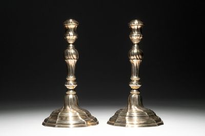 Een paar zilveren Louis XV kandelaars, gemerkt voor Bergen, 1776-1779