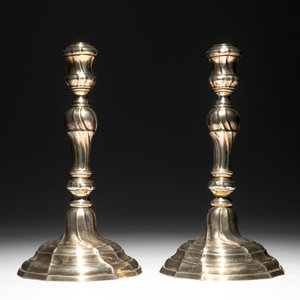 Een paar zilveren Louis XV kandelaars, gemerkt voor Bergen, 1776-1779 — foto 1