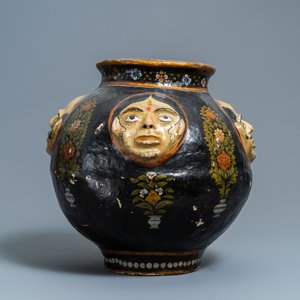 Een papier-maché vaas met reliëfdecor van gezichten, Kasjmier, India, 19e eeuw — foto 4