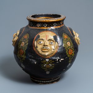 Een papier-maché vaas met reliëfdecor van gezichten, Kasjmir, India, 19e eeuw — foto 1