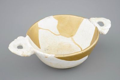 Een papkom in wit Delfts met kintsugi-stijl herstelling, 17e eeuw