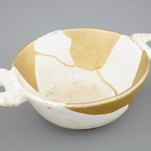 Een papkom in wit Delfts met kintsugi-stijl herstelling, 17e eeuw — foto 1