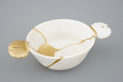 Een papkom in wit Delfts met kintsugi-stijl herstelling, 17e eeuw