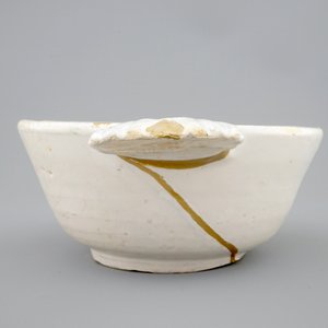 Een papkom in wit Delfts met kintsugi-stijl herstelling, 17e eeuw — foto 7