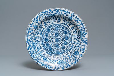 Een Perzische blauw-witte schotel met goud opgehoogd, Safavid, 17e eeuw