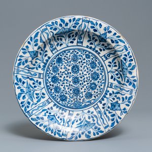 Een Perzische blauw-witte schotel met goud opgehoogd, Safavid, 17e eeuw — foto 1