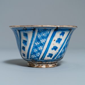 Een Perzische blauw-witte vaas, een kom en een bord, Syrië en/of Iran, 18/19e eeuw — foto 10