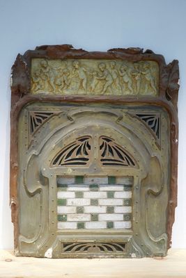 Een plaasteren afgietsel van een art nouveau haardplaat met cherubijnen, 19/20e eeuw, Brugge
