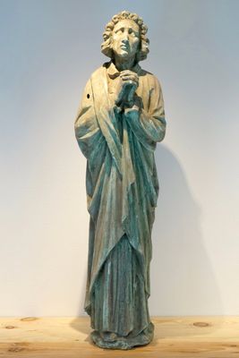 Een plaasteren beeld van een biddende Sint Johannes de Evangelist, 19/20e eeuw, Brugge