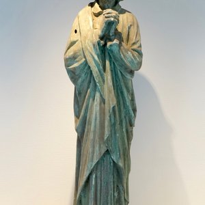 Een plaasteren beeld van een biddende Sint Johannes de Evangelist, 19/20e eeuw, Brugge — foto 1