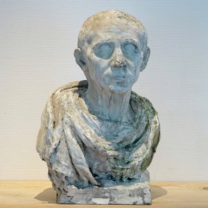Een plaasteren buste van een Romeinse keizer, 19/20e eeuw, Brugge — foto 1