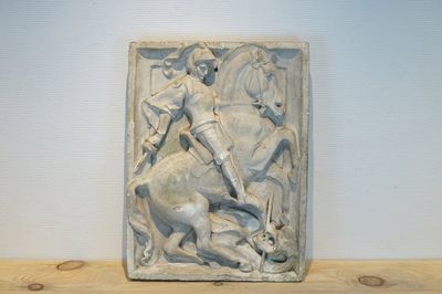 Een plaasteren plaquette met de afbeelding van Sint Joris en de draak, 19/20e eeuw, Brugge