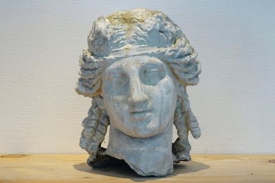 Een plaasteren vrouwenhoofd, naar antiek voorbeeld, 19/20e eeuw, Brugge