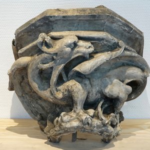 Een plaasteren wandconsole gedecoreerd met een mythologisch gevleugeld dier, 19/20e eeuw, Brugge — foto 1