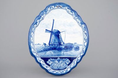 Een plaquette met een windmolen, Makkum Tichelaar, 19e eeuw