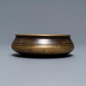 Een platte Chinese bronzen wierookbrander op drie poten, Xuande merk, 18e eeuw — foto 1