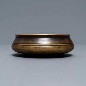 Een platte Chinese bronzen wierookbrander op drie poten, Xuande merk, 18e eeuw — foto 3