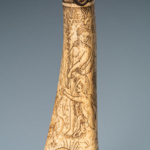 Een poederhoorn in gegraveerde hertenhoorn met mythologisch decor, wellicht Duitsland, 19e eeuw — foto 13