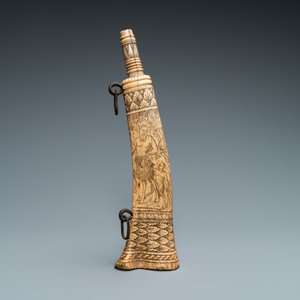 Een poederhoorn in gegraveerde hertenhoorn met mythologisch decor, wellicht Duitsland, 19e eeuw — foto 5