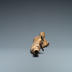 Een poederhoorn in gegraveerde hertenhoorn met mythologisch decor, wellicht Duitsland, 19e eeuw — foto 8
