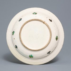 Een poIychrome Iznik schotel met floraal decor, Turkije, ca. 1600 — foto 2