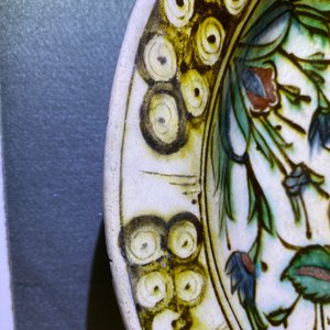 Een poIychrome Iznik schotel met floraal decor, Turkije, ca. 1600 — foto 3