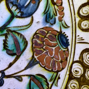 Een poIychrome Iznik schotel met floraal decor, Turkije, ca. 1600 — foto 6