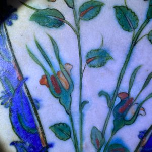 Een poIychrome Iznik schotel met floraal decor, Turkije, eind 16e eeuw — foto 4