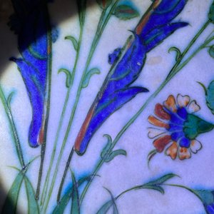 Een poIychrome Iznik schotel met floraal decor, Turkije, eind 16e eeuw — foto 6