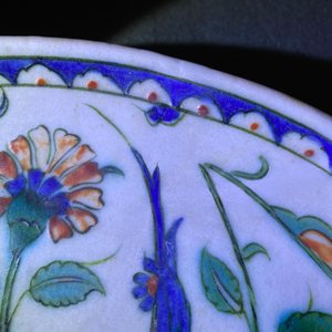 Een poIychrome Iznik schotel met floraal decor, Turkije, eind 16e eeuw — foto 8