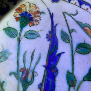 Een poIychrome Iznik schotel met floraal decor, Turkije, eind 16e eeuw — foto 9