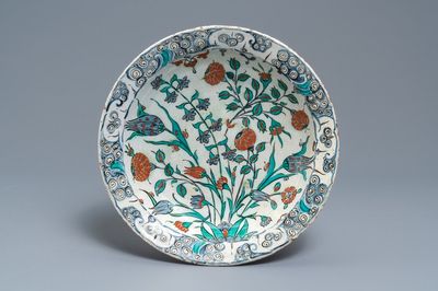 Een poIychrome Iznik schotel met floraal decor, Turkije, eind 16e eeuw