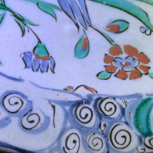 Een poIychrome Iznik schotel met floraal decor, Turkije, eind 16e eeuw — foto 4