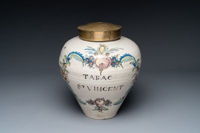 Een polychrome aardewerken 'St. Vincent' tabakspot, Frankrijk, 18e eeuw