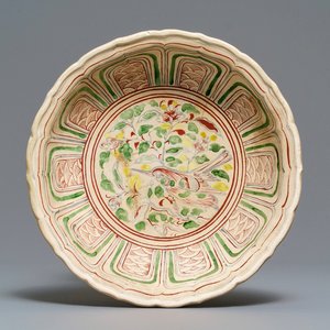 Een polychrome Annamese schotel met een vogel, Vietnam, 15/16e eeuw — foto 1