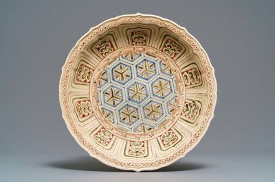 Een polychrome Annamese schotel met geometrisch decor, Vietnam, 15/16e eeuw