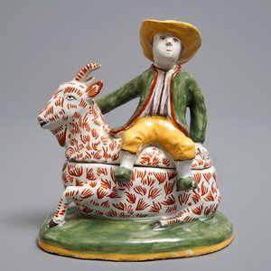 Een polychrome botervloot in de vorm van een bokkenrijder in Delftse stijl, wellicht Dèsvres, Frankrijk, ca. 1900 — foto 2
